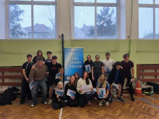 Přes bariéry s policií